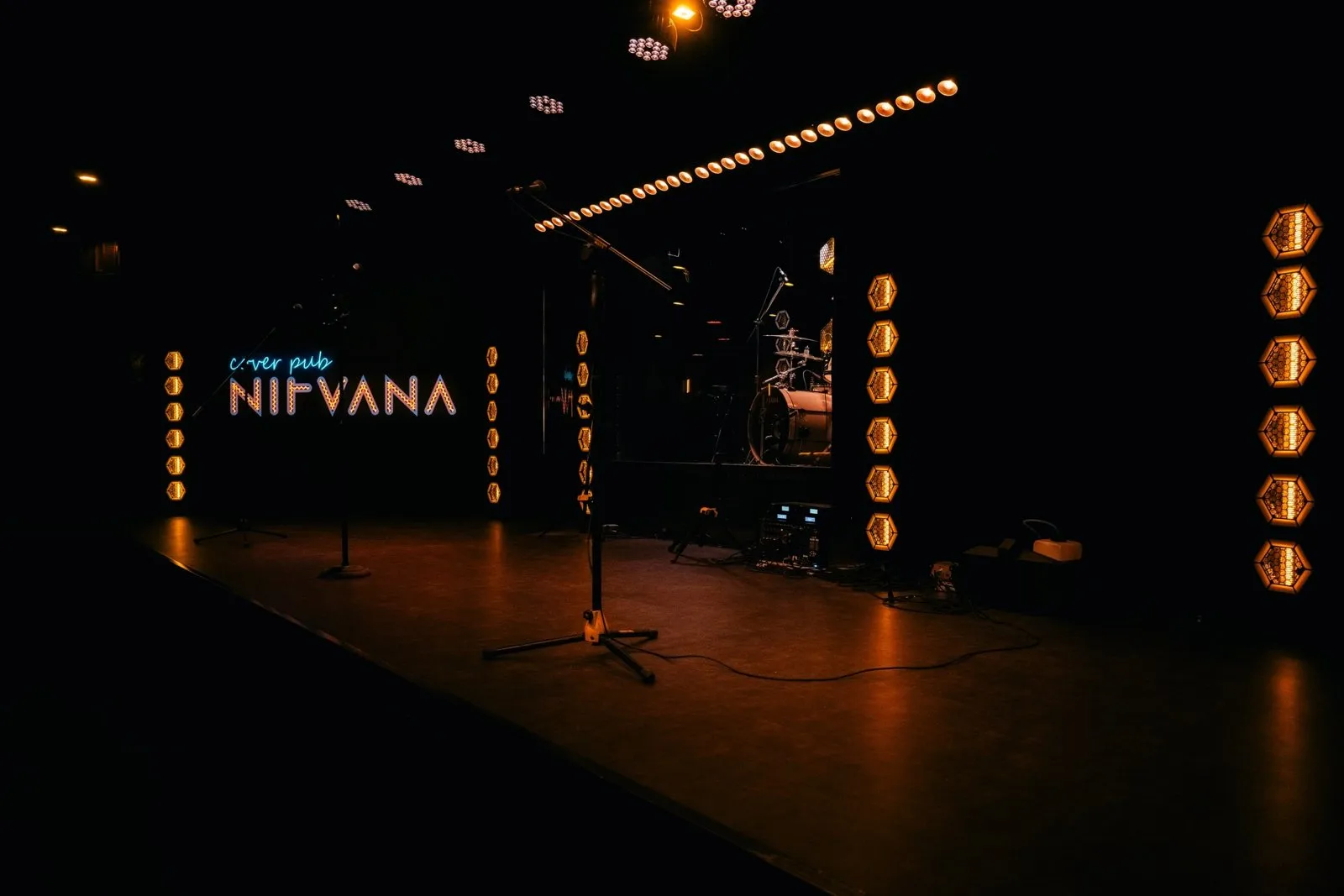 Сцена перед концертом — Nirvana